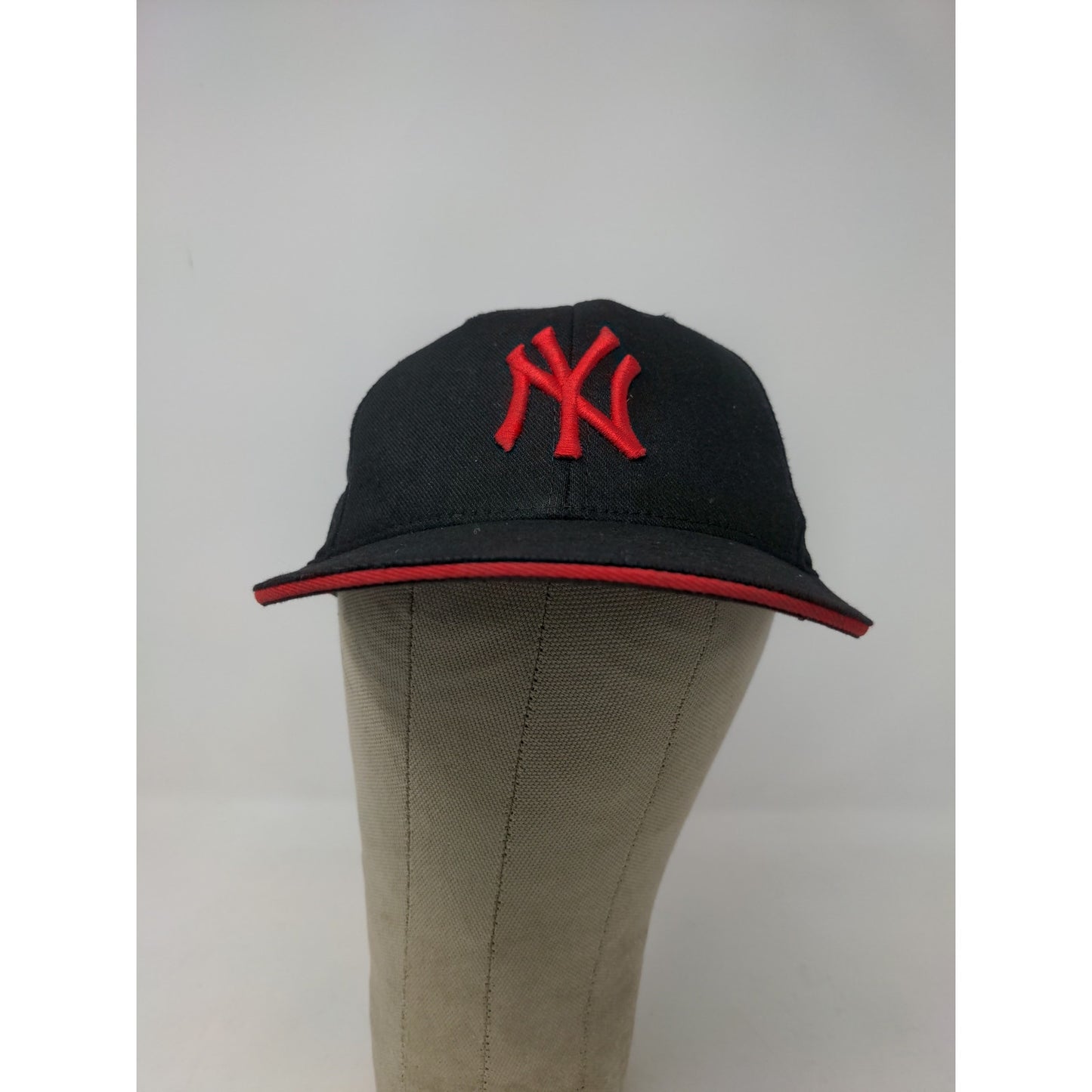 Youth MLB New York Yankees Flexfit Hat Black & Red Embroidered Logo