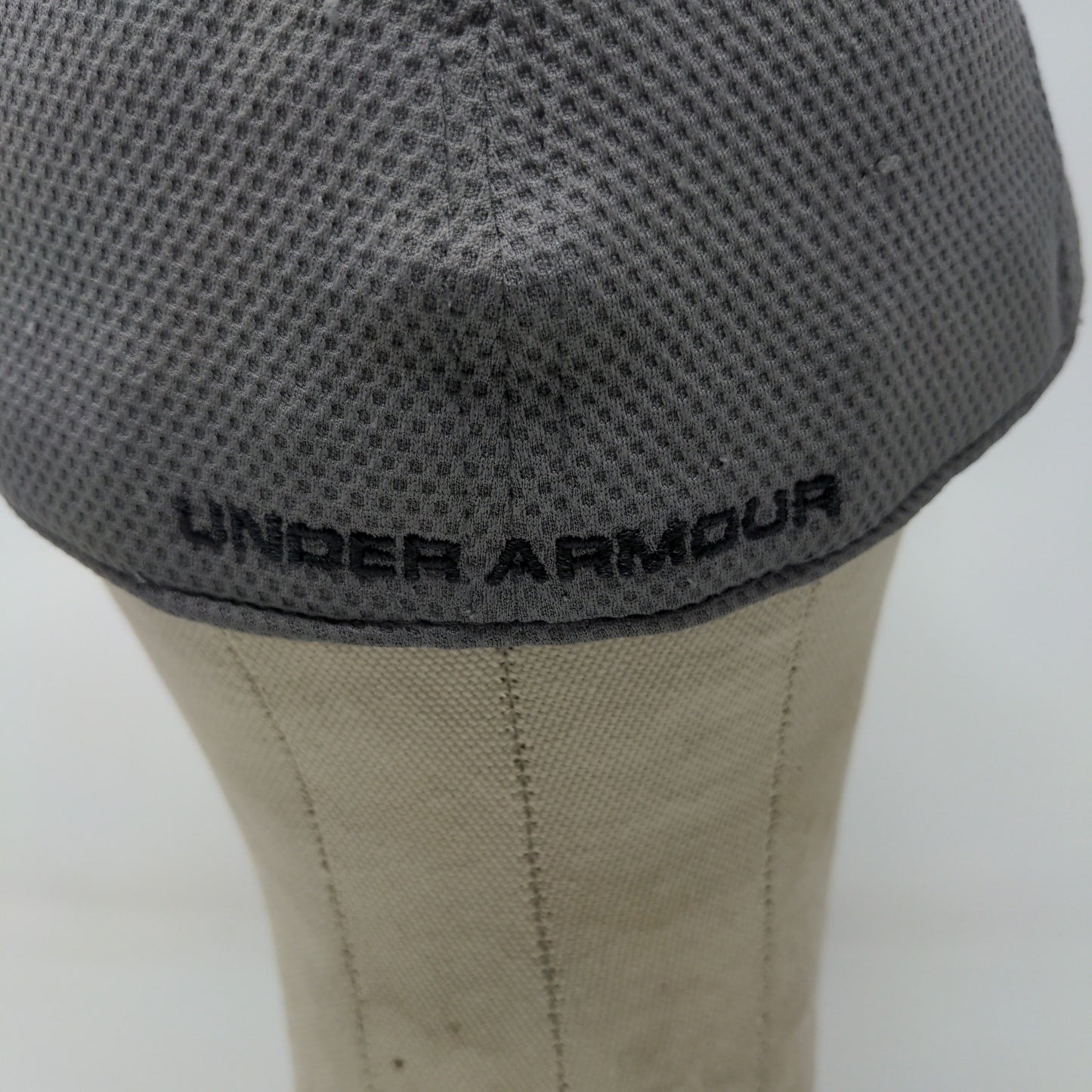 Under Armour Fitted Hat Embroidered Logo Gray Size Medium / Large