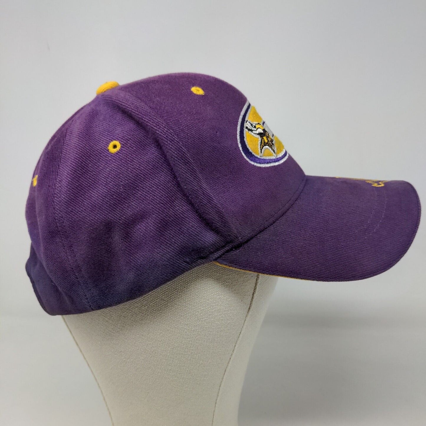 NFL Men's Strapback Hat Purple OSFA Minnesota Vikings Embroidered Logo Cotton