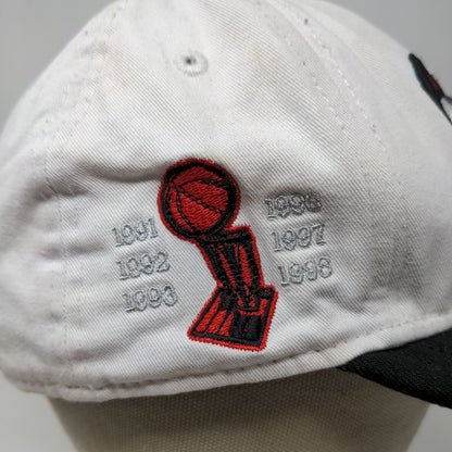 New Era Men's NBA Chicago Bulls Fitted Hat White Black Size 7 3/8 Embroidered