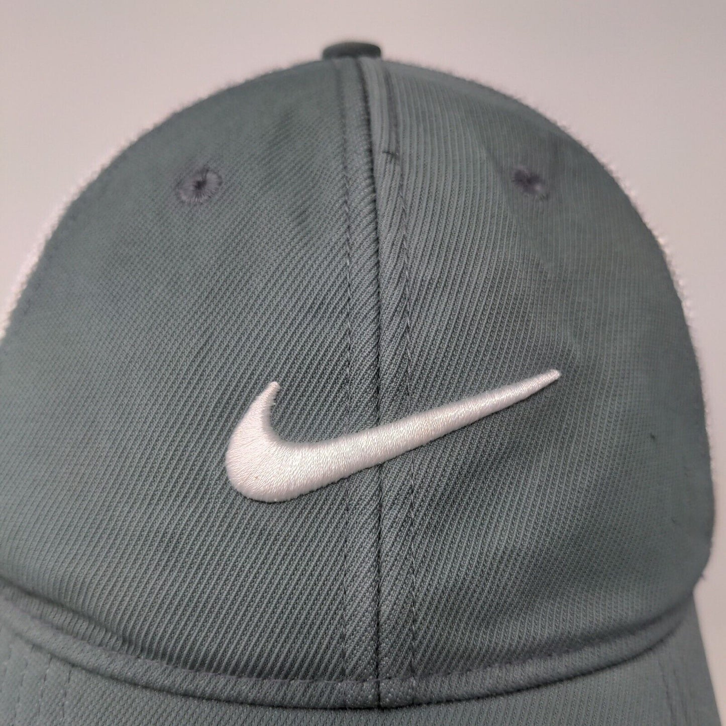 Nike Golf Hat Gray White Size S/M Mesh Back Embroidered Swoosh Logo