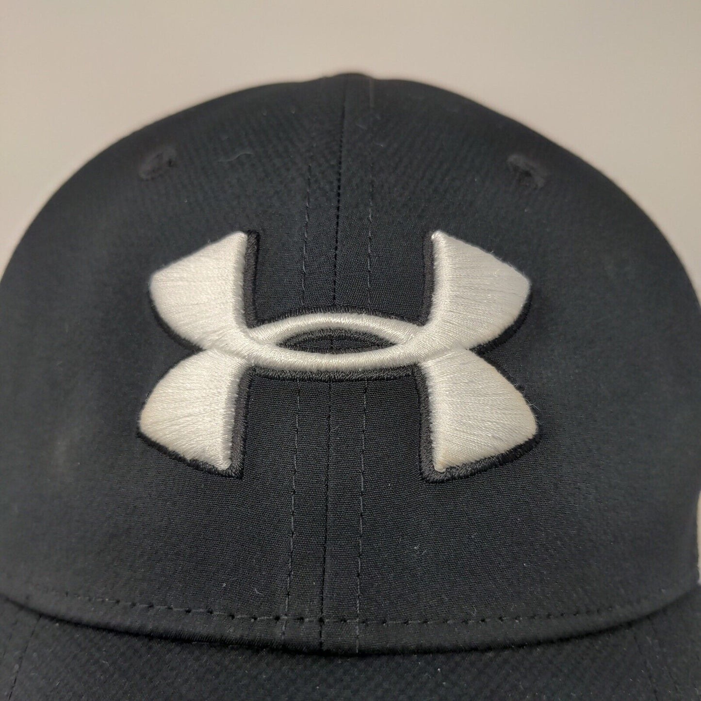 Under Armour Golf Black White Fitted Cap Hat Embroidered Logo Spell Out