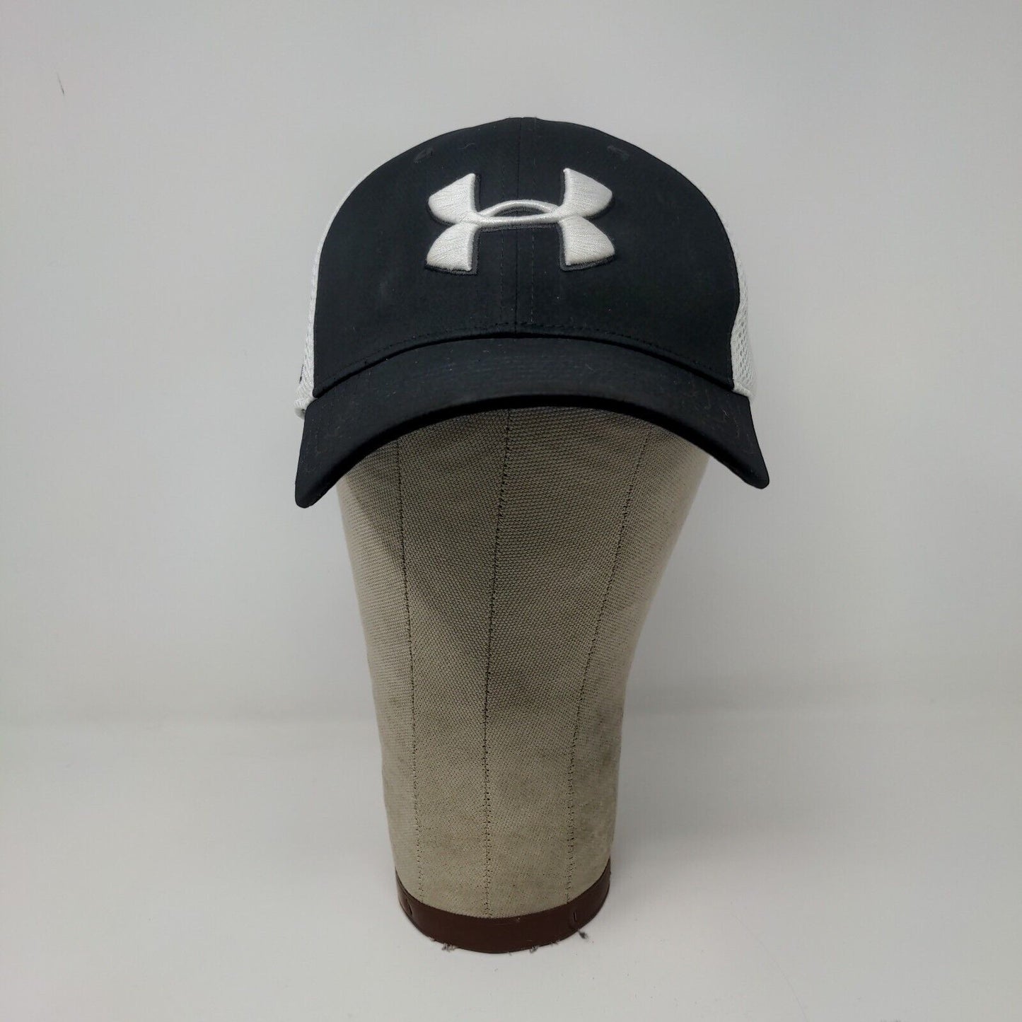 Under Armour Golf Black White Fitted Cap Hat Embroidered Logo Spell Out