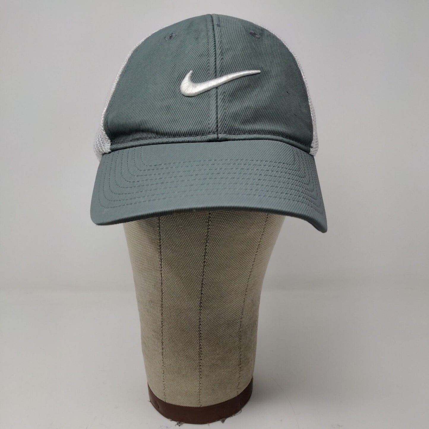 Nike Golf Hat Gray White Size S/M Mesh Back Embroidered Swoosh Logo