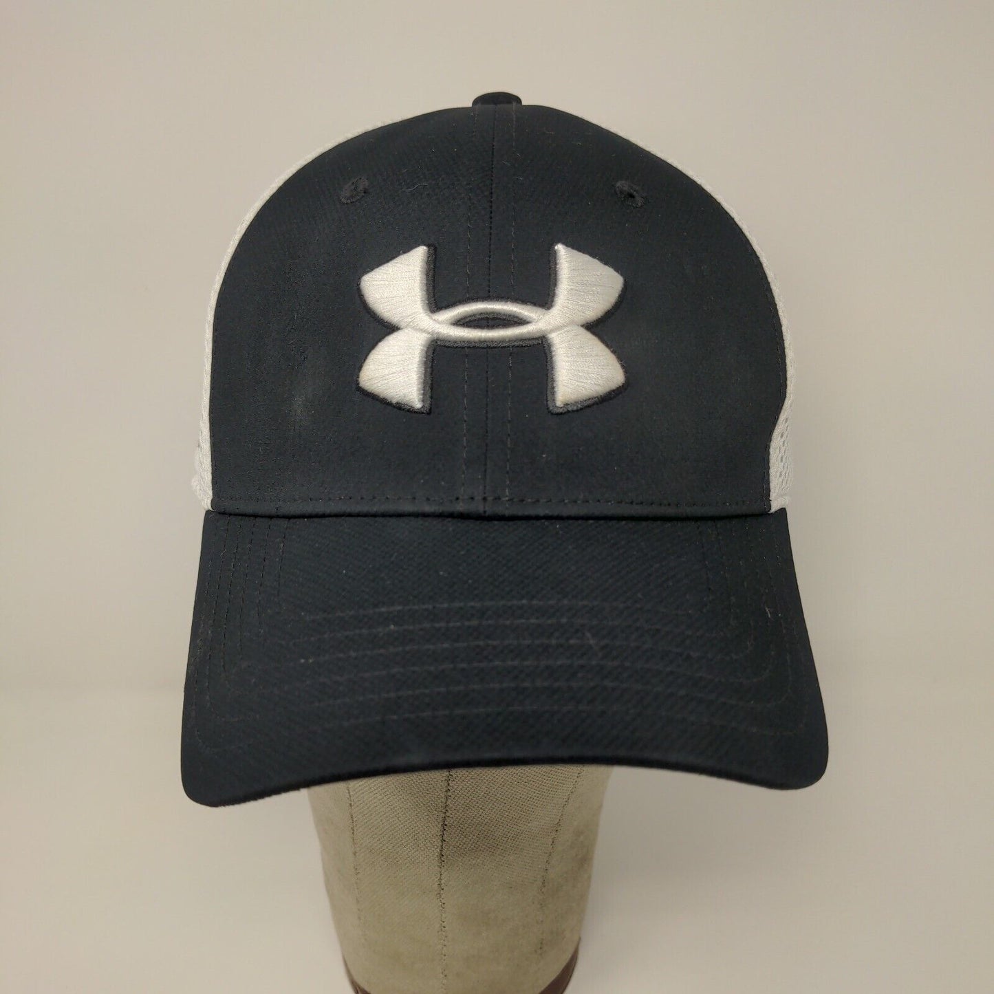 Under Armour Golf Black White Fitted Cap Hat Embroidered Logo Spell Out