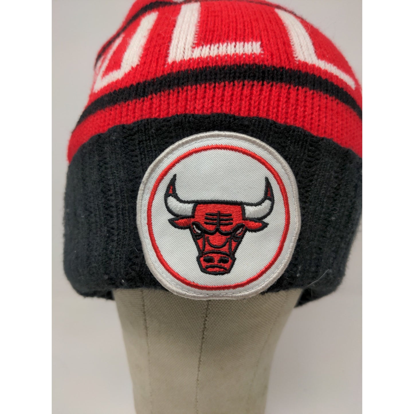 Vintage Mitchell Ness NBA Chicago Bulls Beanie Hat Embroidered Logo Pom Pom Red