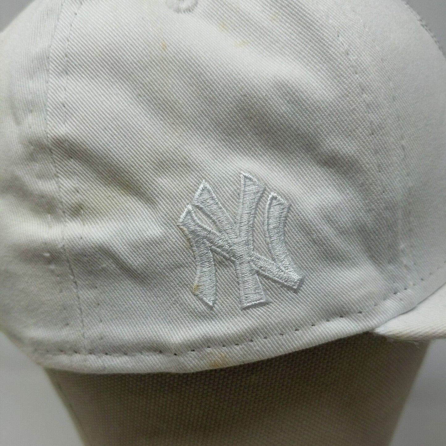 New Era Men's MLB New York Yankees Fitted Hat White Size 7 3/8 Distressed