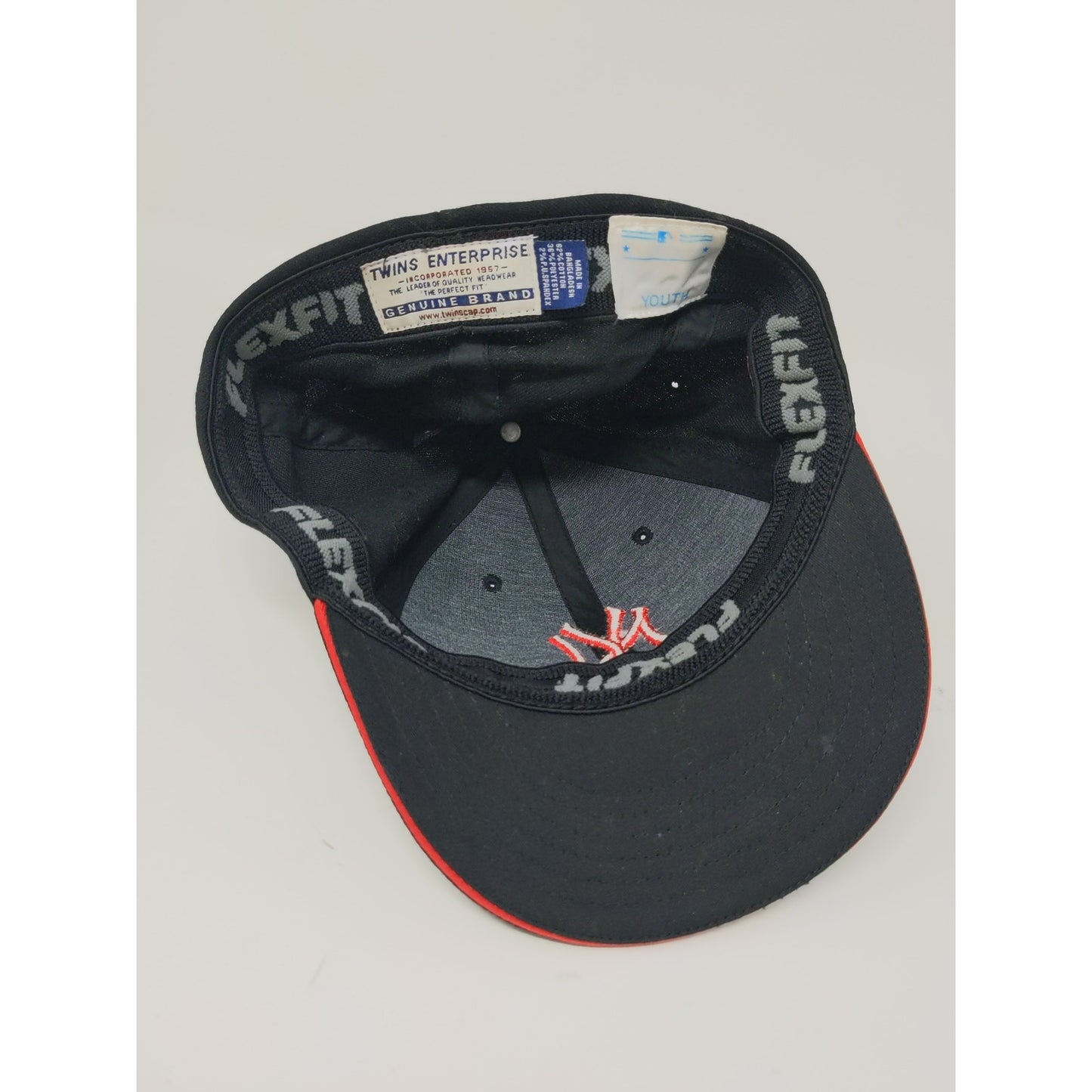 Youth MLB New York Yankees Flexfit Hat Black & Red Embroidered Logo