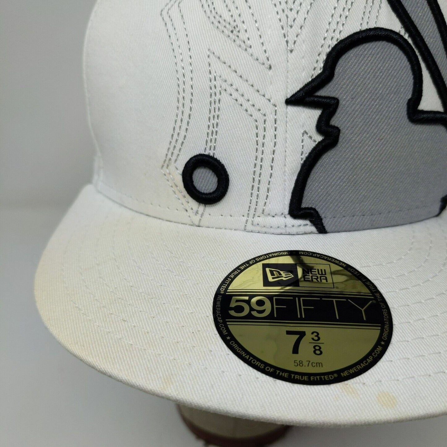 New Era Men's MLB New York Yankees Fitted Hat White Size 7 3/8 Distressed